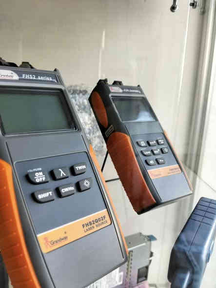 📡 مجموعة أجهزة فحص شبكات الألياف الضوئية متوفرة الآن لدى ETSI 🔧

تضم أحدث أجهزة الفحص والقياس من شركات عالمية مثل Komshine – Grandway – VIAVI
وتشمل:
✨ OTDR لقياس طول وكفاءة كابلات الفايبر وتشخيص الأعطال بدقة.
💡 Power Meter & Light Source لاختبار الفقد وجودة الإشارة.
🔴 VFL كاشف الأعطال البصرية السريع.
🧰 Wire Tracker لتتبع كابلات الشبكات النحاسية.
🌀 Fiber Launch Cable (KFLC-3) لإزالة المنطقة الميتة في الفحص.

📍 أجهزة أصلية – أداء عالي – وضمان حقيقي.
📞 تواصل معنا لمعرفة الأسعار
 العنوان:
شارع الصناعة، قرب فلكة رئاسة الجامعة التكنولوجية
لا تفوّت الفرصة! اطلب الآن
للطلب أو الاستفسار:
📞 ***********
📞 ***********
