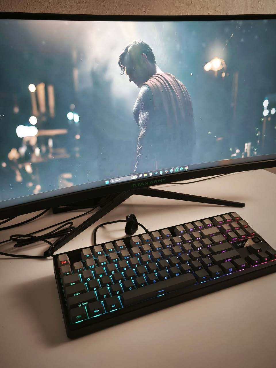 سلام عليكم | كيبورد جديد فقط مفتوح لغرض التصوير 
وبي ضمان 6 أشهر في حال حدوث اي خلل مصنعي 

 MCHOSE G87 Wireless**

تصميم 80% TKL مريح وأنيق مع Gasket Mount لإحساس طري ومريح 

اتصال ثلاثي: بلوتوث، 2.4 GHz، وUSB-C + التبديل بسلاسة بين 3 أجهزة 

عجلة تحكم صوت 3-Way Volume Knob — حركة للخفض، للرفع، زر لكتم الصوت 

إضاءة RGB قابلة للتخصيص وأنماط موسيقية من تطوير MCHOSE 

مفاتيح Hot-Swappable، PBT double-shot Cherry profile keycaps لمتانة وأناقة 

استجابة فائقة السرعة (2 ms latency) + دعم N-Key Rollover 

دعم أنظمة: Windows / macOS / Linux 

"" السعر 95 الف دينار ""
التوصيل متوفر لكافة محافظات العرق | سعر التوصيل 5 الاف 
للتواصل على الواتس اب | *********** | او على الخاص داخل الماسنجر وحياكم الله
