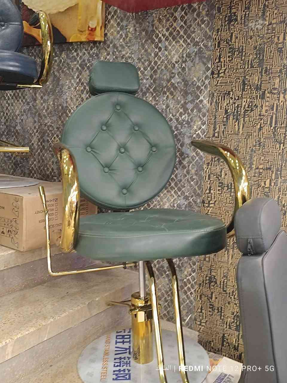 يتوفر لدينا اجمل ديكورات وكراسي  حلاقه 🪞
بأنسب الاسعار 🔥
بأجمل الألوان 
مستعدون لتجهيز كافة صالونات الحلاقة 
للحجز والاستفسار الاتصال ***********✅
يوجد توصيل لكافة المحافظات 🚛
