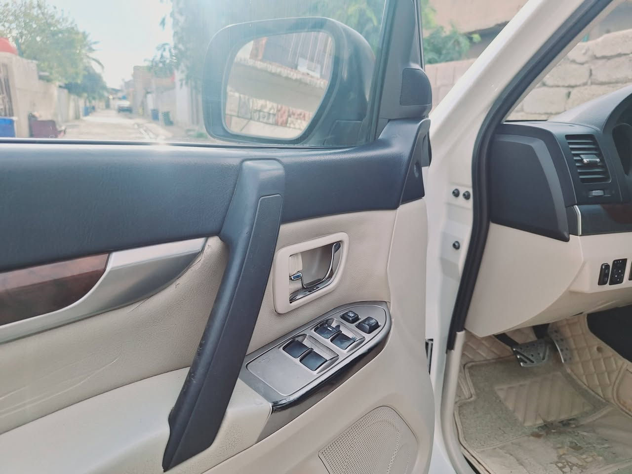 السلام عليكم باجيرو جديدة موديل ٢٠١٤ سيارة استخدام شخصي ماشية ١٤٠ تبريد ثلج مكينة كير شركة المكان واسط الزبيدية السعر ١٥٠ وبي مجال  للاستفسار اتصل مكلف بالنشر ***********
