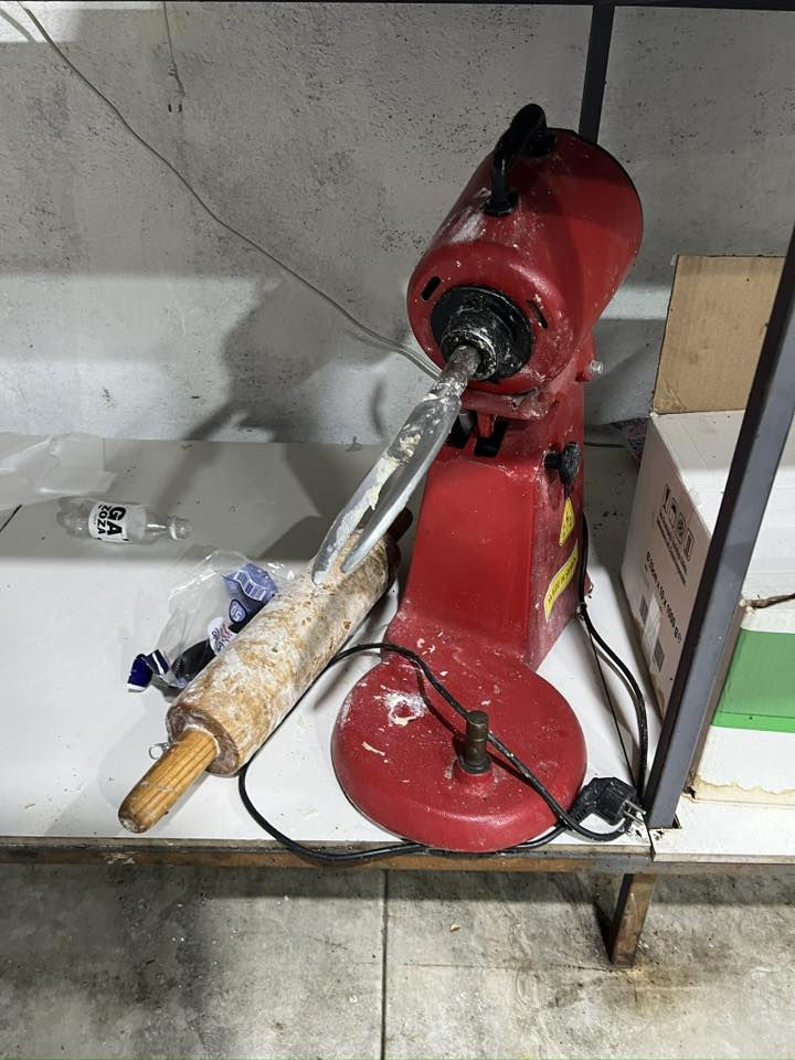 سلام عليكم غراض مطعم للبيع مستخدمات شهر ونص بسعر مناسب للاستفسار ***********
