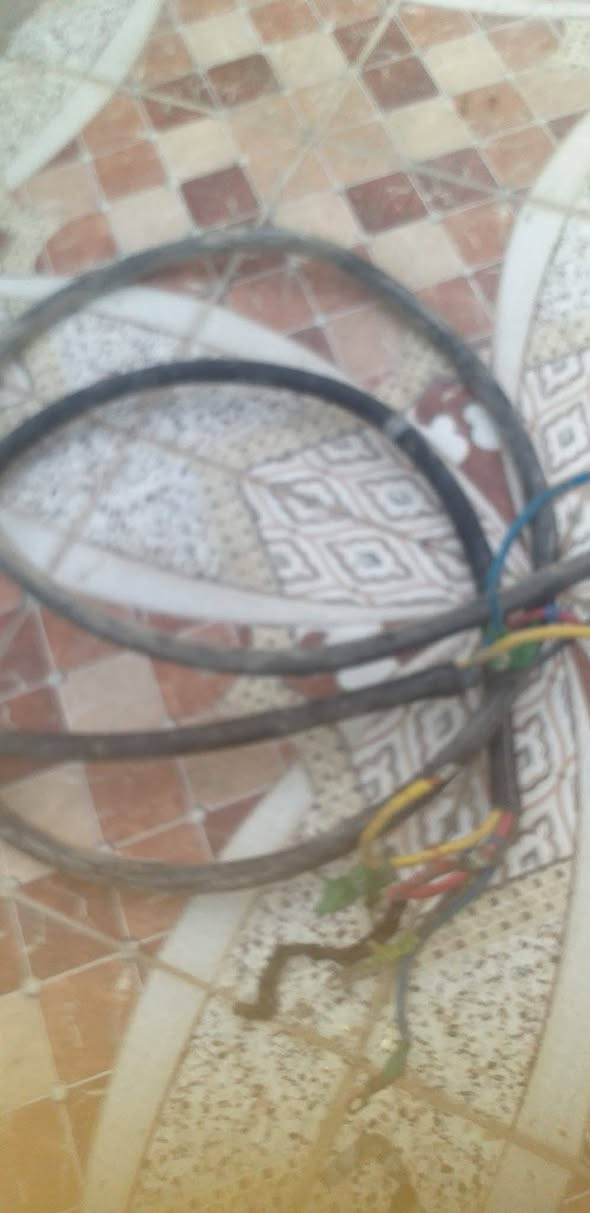 سلام عليكم كيبل ابو ٣٥ للبيع اخو الجديد استعمال قليل الطول 7 متر 
الشراي يتصل او مراسله الصفحه 
***********
