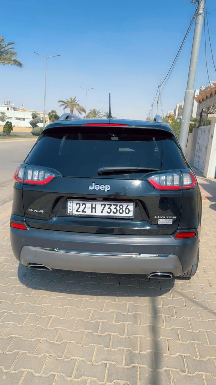 من رخصة الادمن
السلام عليكم————————————
نوع السياره : جيب شيروكي ( بزون ) لمتد
الموديل : 2021
عدد الاسطوانات : 6 سلندر 
الوارد : امريكي
ماشية : 93,000 كيلو ( قابل للزيادة )
رقم اللوحة : اربيل 
العنوان : اربيل
السعر : 17,500 $  (175 ورقة )
————————————————-
ضرر السياره : 3 قطع صبغ باب السائق والباب الي خلف السائق والجاملغ الخلفي من جهة السائق وحاليا بيهن طخات خفيفة طاك ايرباك البردة وبيها شخوط خفيفه
بالنسبة للبجم كبس على وضع الشركة مابي اي حادث و موجود رقم الشاصي لليحب يتأكد 
————————————————
فول مواصفات فئة لمتد 
شاشة كبيرة 
كامرة خلفية دوارة 
كشنات جلد  
بانوراما 
تبريد قطعتين امامي - خلفي
لايت زنون + كشاف
فور ويل 
اشاير بالمري + علامة نقطة عمياء 
رادار جانبي + رادار خروج مسار + توقف ذاتي امامي خلفي 
حساسات خلفية بلادية 
كشن تدفئة + ستيرن تدفئة 
صندوق كهربائي 
————————————————
العنوان :اربيل 
الرقم : ***********
