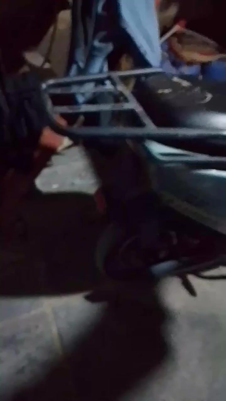 سلام عليكم عندي دراجه شحن لبيع بس بيه بطاريات مو زينات دراجه جديده كهرباياته كله شغاله هاذ رقم ***********
