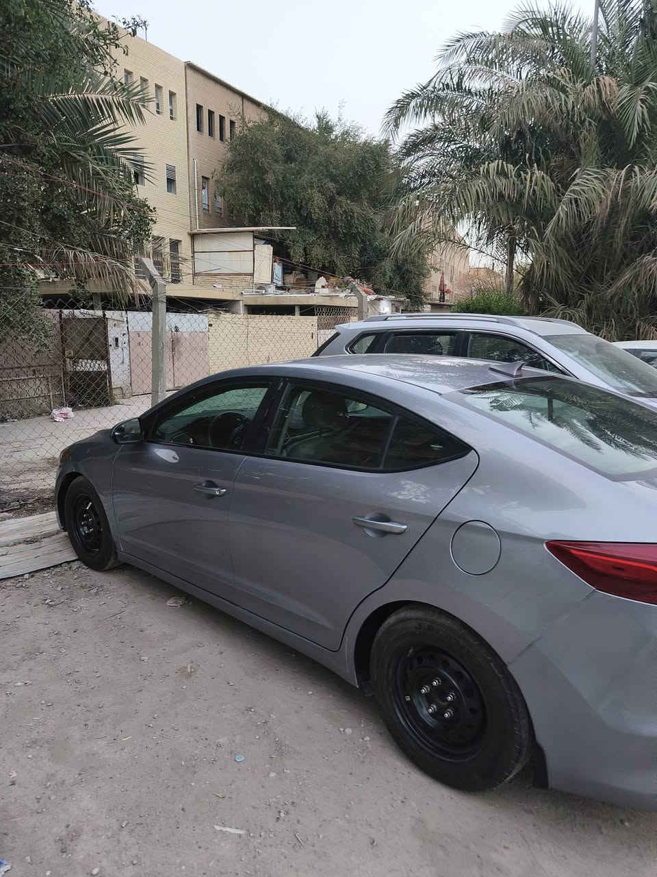 السلام عليكم
النترا 2017 وارد امريكي حادث جاملغ وبنيد وباب خلفي 
محرك 2000 دوش كير at  ماشية 120000 
سيارة نضيفة ما بيه نقص واي مشكلة
المكان الكرادة
رقم الهاتف ***********
