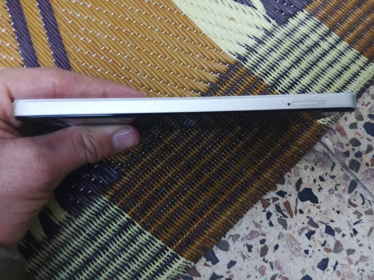 السلام عليكم موبايل للبيع مستعمل بي اشوي خدش من الجانب مثل ما موضح بلصوره شراي اتصل ع الرقم ***********
