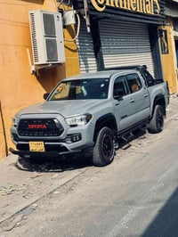 تيوتا تاكوما ٢٠١٩ ٦ سلندر ٣٥٠٠  ماشيه ١٤٠ الف كيلو مواصفاتها معروفه  ل...