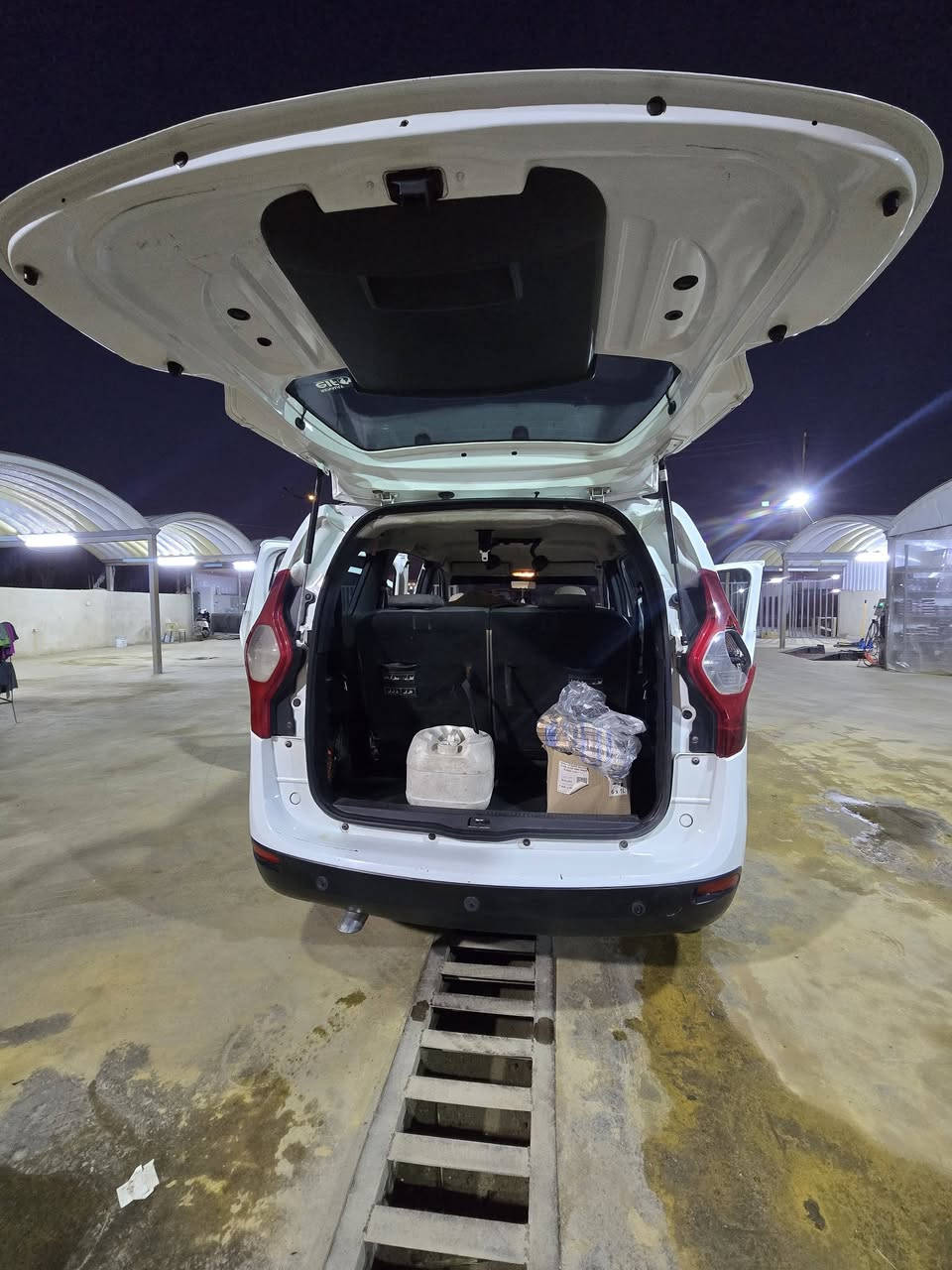 رينو لودجي موديل ٢٠١٤  فرنسي ٧راكب
بدون حادث رصعات موضحه بالصور 
مكينه كير نضيف جدآ 
صدر جديد
فقط تبريد عاطل 
تخم تاير جديد 
كهربائيات فول شغال   
دواخل بلادية فول نظيفة 
شاشة كاميرا 
حساسات بكك 
رقم انكليزي ديالى  
شرط التحويل
سعره 72 وبي مجال حك الجيه  
رقم  احمد حامد *********** واتساب متواجد 
عنوان بغداد جسر ديالى الجديد
