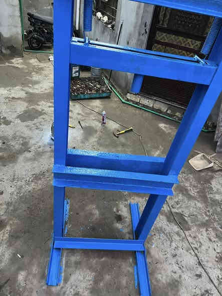 سلام عليكم بريس للبيع50 طن مكاني بغداد بسمايه 
سعر 400.  ‭0788 172 0190‬
