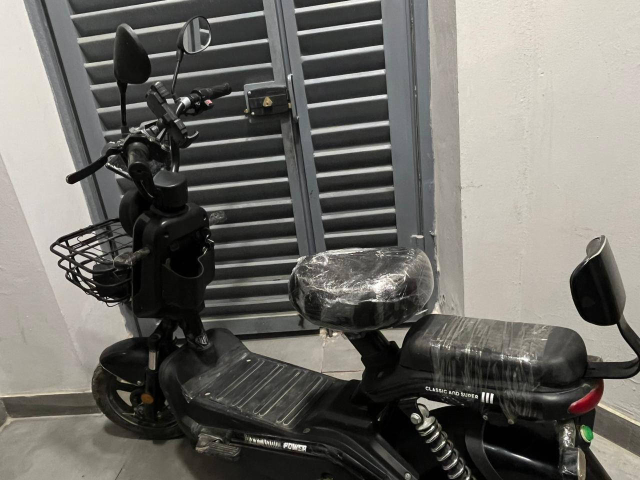 السلام عليكم
دراجه شحن قياس 14 للبيع 
الدراجه نظيفه ومرتبه بس مابيهه بطاريات ٫ السعر 100 وبيهه مجال
للتواصل : ***********
