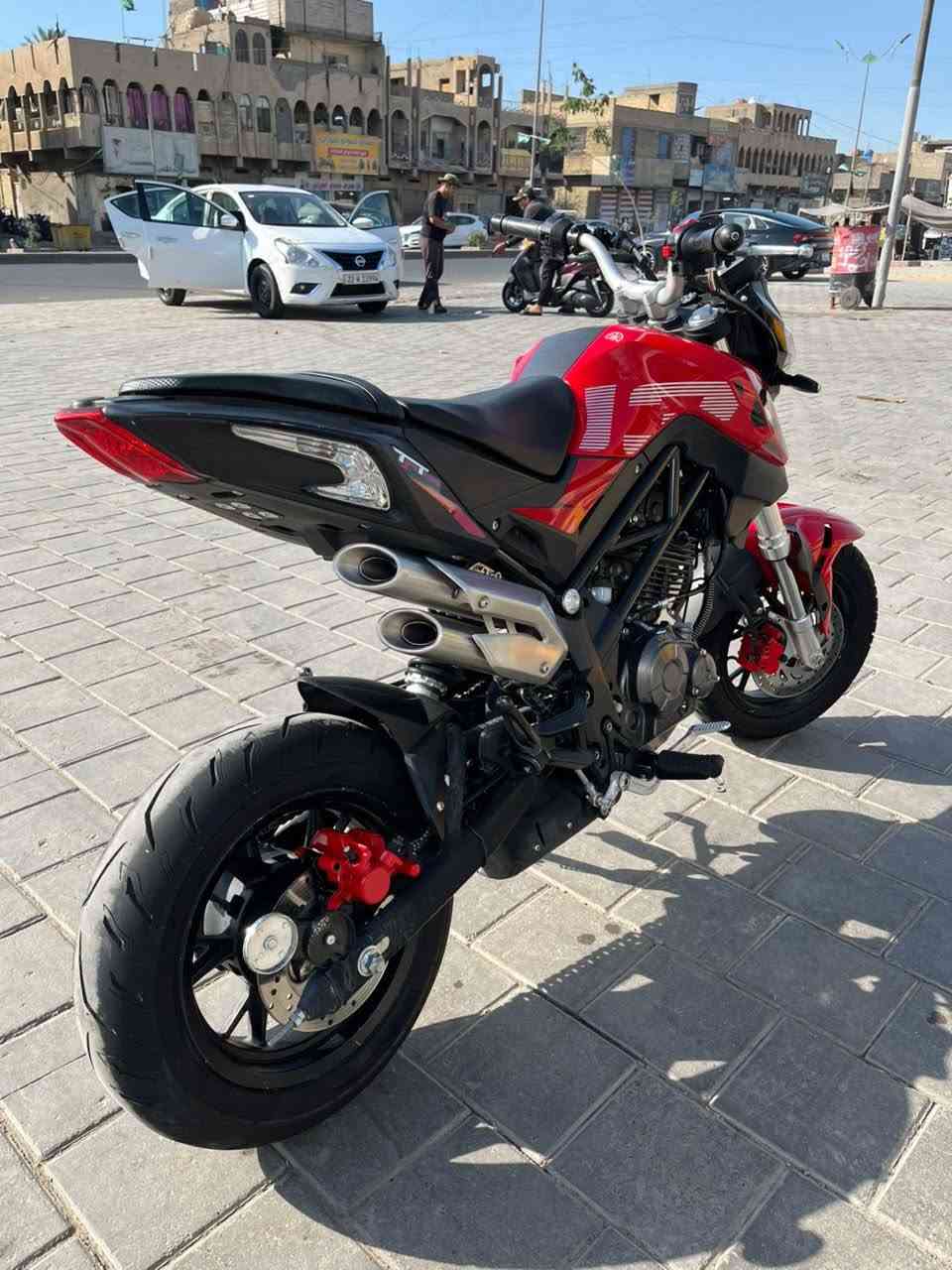 سلام عـليكـم دراجه بنلي 135 رقم وسنويه رقمها اربيل  بيها لوحات ثنين ودفتر ضمان ومداور الدهن كله باشركة وبانزينها كله محسن الله شاهد تحويل ثاني يوم مكفوله مـن التاير للتاير ايـي نقص مبيها والواقيه مال طين موجوده ممشاها 10 الف كم وقابل لليزياده ادامه كامله قبل يوم دهن ودسكات 
رايدها ب 2250 مليونين و250 وبيها مجال حق الجيه 
عنواني بغداد مدينه الصدر او البلديات او الشعب 
***********
ما متواجد ع الفيس
