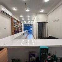 محل طابقين • جاهز للعمل • شارع جامعة الكفيل