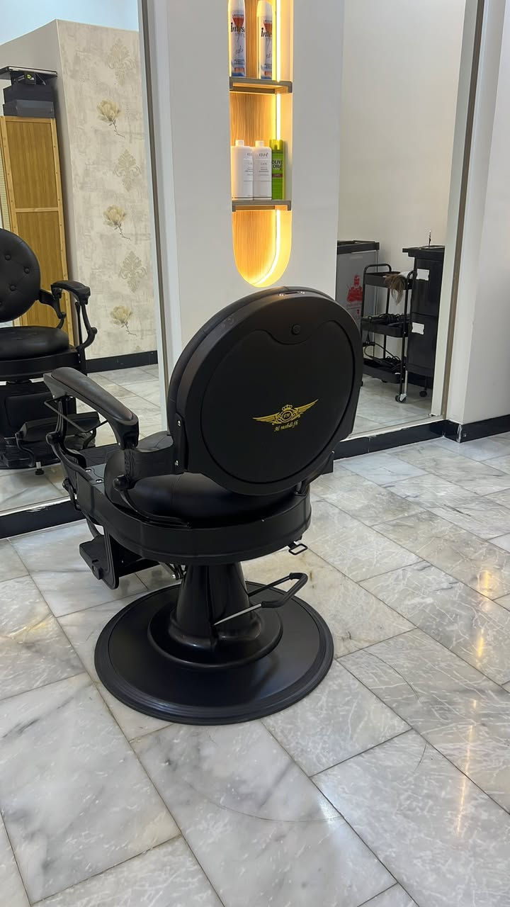 السلام عليكم  كرسي حلاقة ملكي لون اسود مات للبيع الاستعمال شهر واحد الكرسي نضيف وبحالة جيدة جداً السعر المطلوب ٥٠٠ الف 
***********
