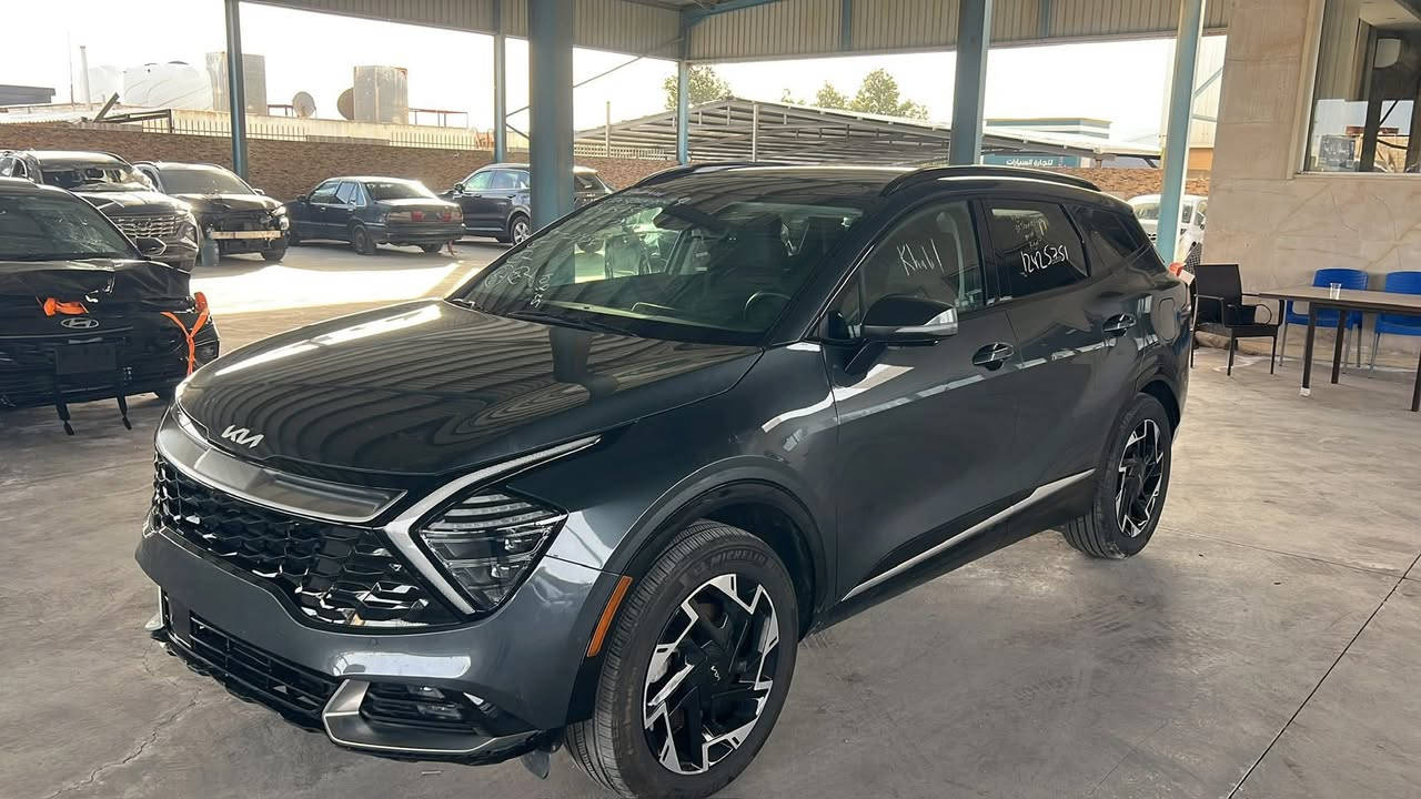 🚗 KIA SPORTAGE SX-Prestige 2024 Plug-in Hybrid 🚗  
بلكن - أعلى فئة برستيج

سبورتج 2024 برستيج بلكن، ثلاث أنظمة قيادة  
(🔋 شحن هجين + ♻️ هايبرد + ⛽ بانزين)  
سيارة قليلة ونادرة بهالنظافة والمواصفات المميزة 👌

📍 الممشى: 13 ألف مايل فقط

✨ المواصفات:
- نظام دفع رباعي AWD  
- تشغيل وتقديم/ترجيع بالريموت  
- سقف بانوراما  
- 5 كاميرات (أمامية + خلفية + جوانب 360°)  
- حساسات أمامي وخلفي + رادارات 360°  
- مقاعد جلد (تدفئة + تبريد) + تدفئة ستيرن  
- جنطة كهرباء  
- كير ماوس  
- إضاءة داخلية LED متعددة الألوان  
- مقاعد ميموري  

⚠️ ملاحظة الحادث:  
كما موضح بالصور، بدون صبغ نهائياً  
فقط جاملغ مبدل (أصلي نفس اللون)  
بدون أي ضرر داخلي، بدون لغد، وجميع الإيربكات سليمة ✅

📍 الموقع: بابل - الحلة  
📞 للتواصل: 078184313


**إذا كنت صاحب هذا الإعلان وتريد حذفه لأي سبب، رجاءا أرسل رسالة إلى الدعم الفني**