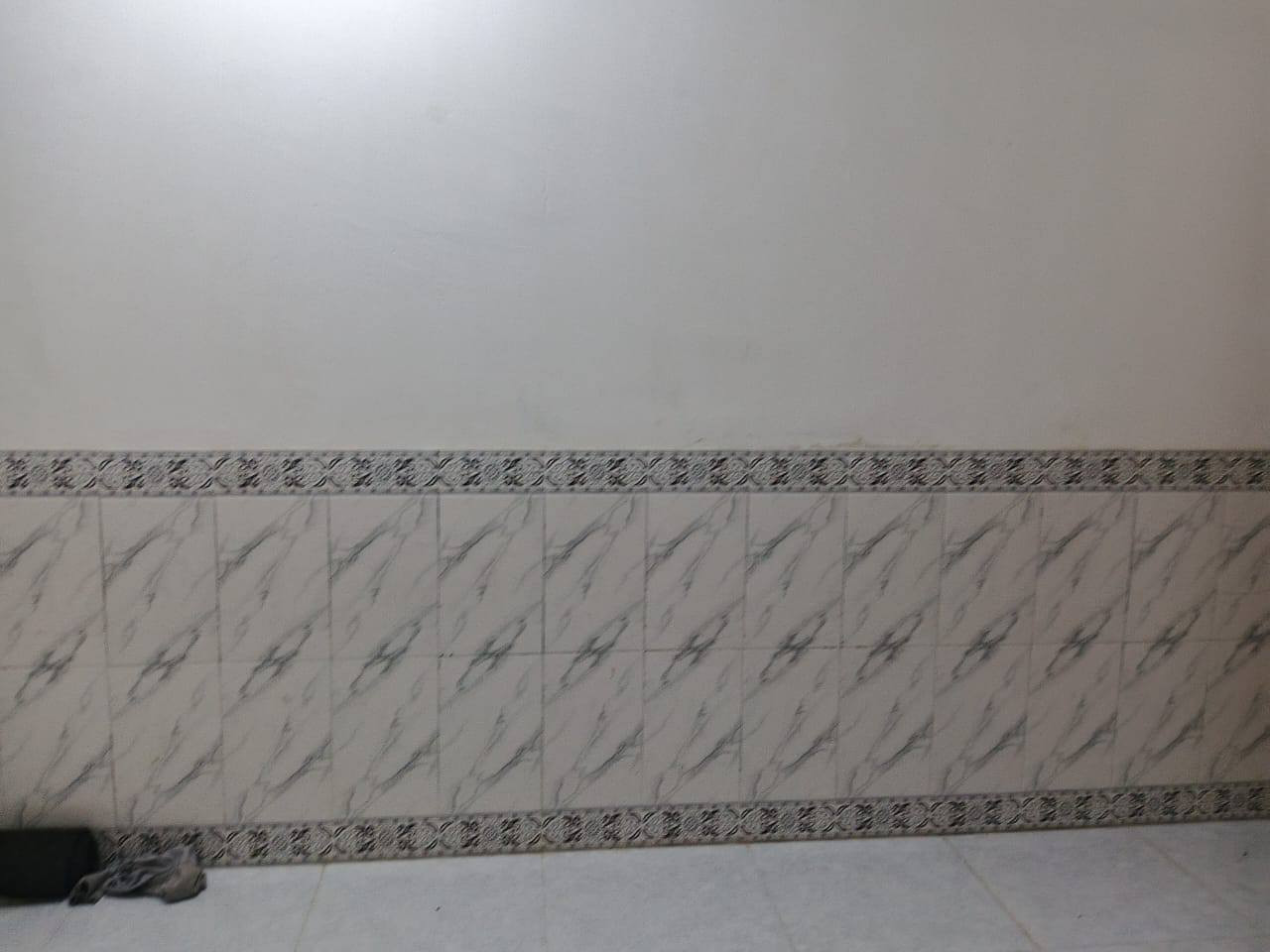 دار سكن المساحة 100م شرك الواجهة 5م والنزال20م بناء ثرمستون عكاده  الفداء مقاطعة 24 خلف شارع 60  يتكون من غرفة + صاله كبيره + مطبخ+ صحيات + استقبال غير مكتمل مع كافة الخدمات كهرباء مجاري ماء  قريب على المدارس السعر 50 للاستفسار ***********
