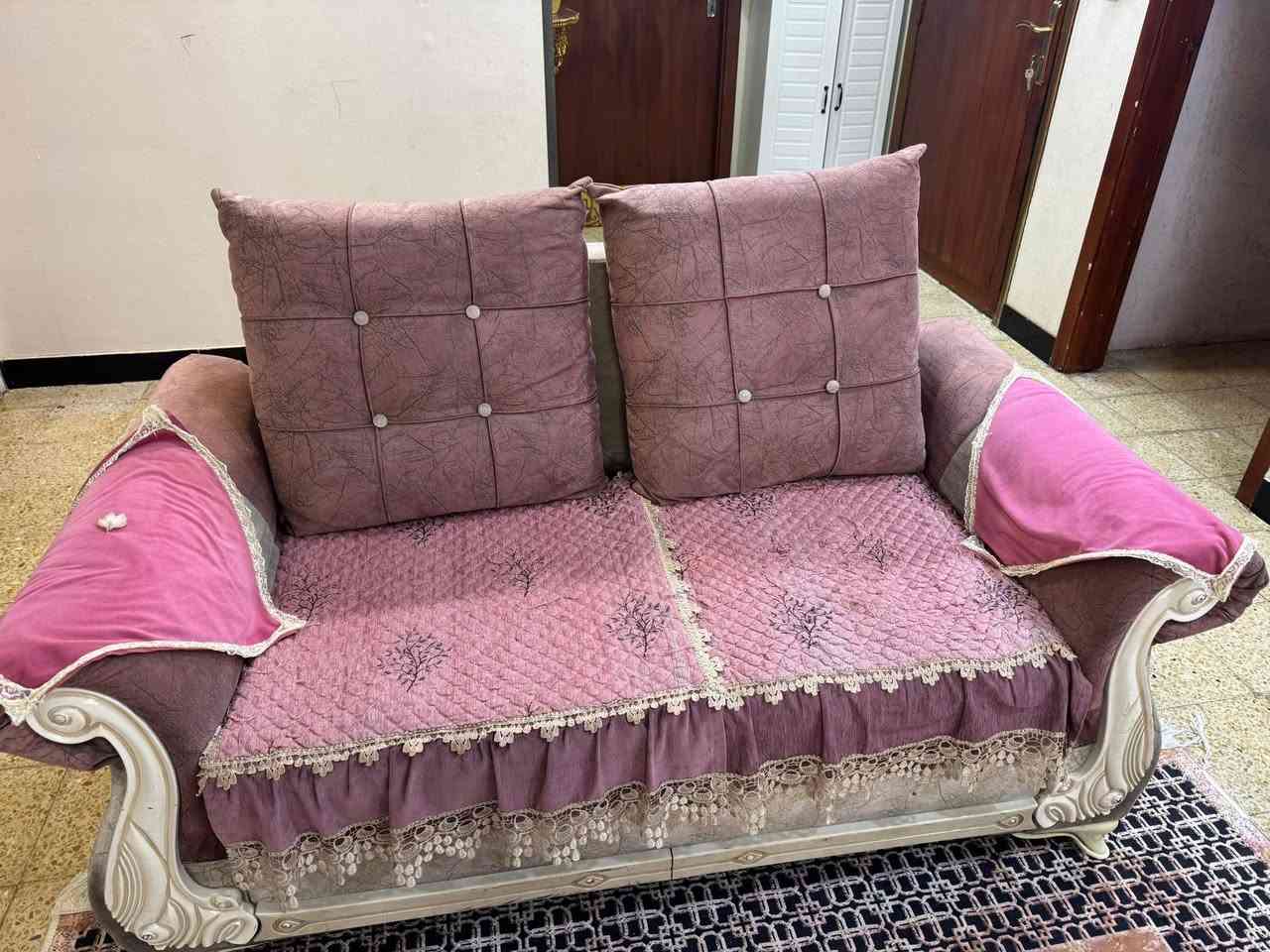 السلام عليكم تخم للبيع عشر مقاعد مع بردات وطبله وسطيه سعره 500 وبي مجال الاتصال على الرقم ***********
