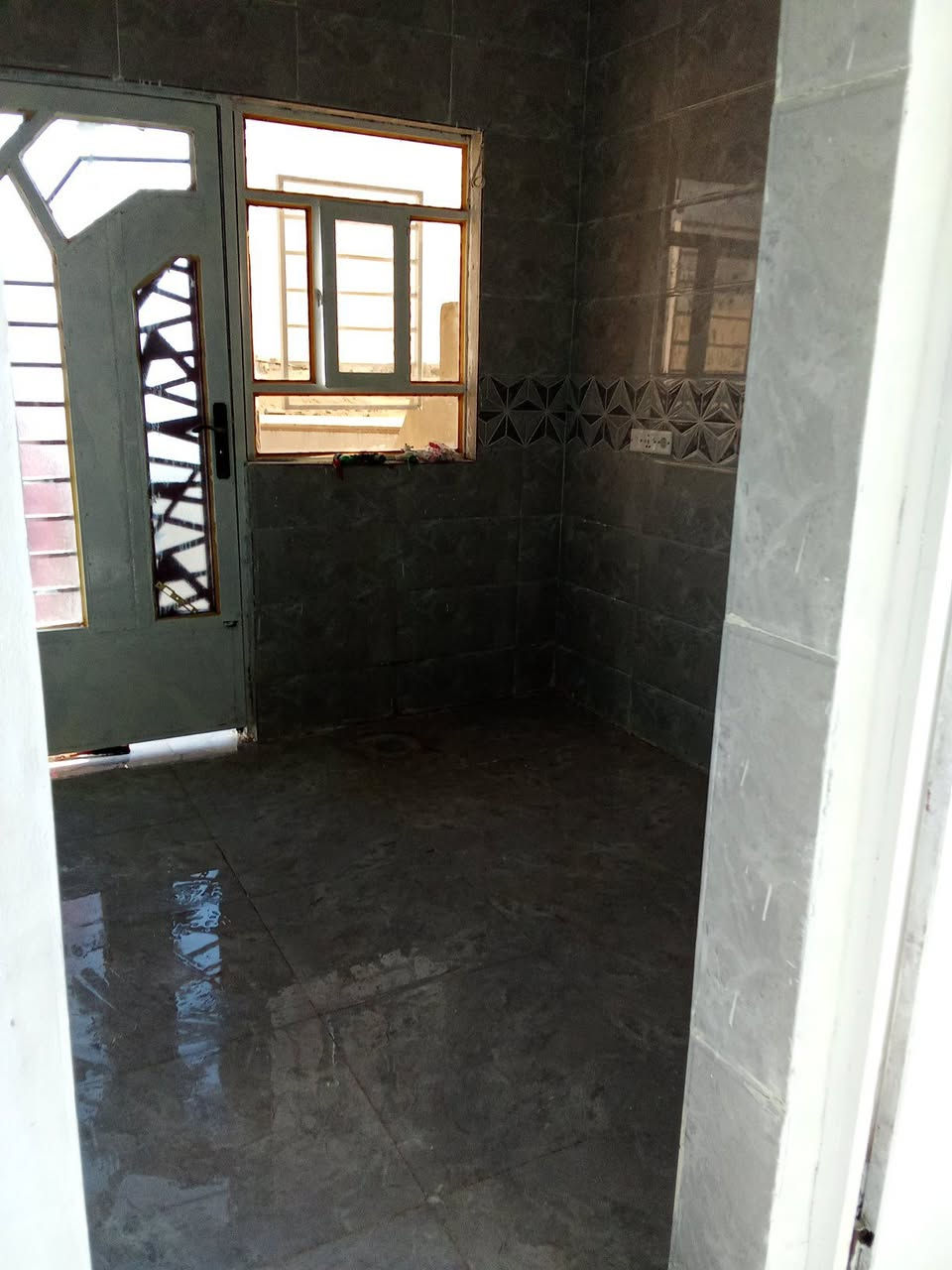 يوجد لدينا  شقه للايجار يارمجه الشرقيه ع سايدين كركوك ***********
