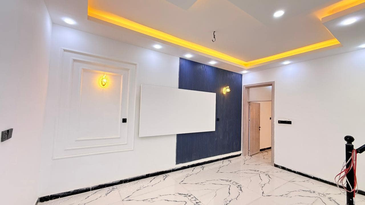 بيت ١٠٠م (٥*٢٠) زراعي سند ٢٥

يحتوي على // غرفه وصاله ومطبخ واستقبال 
وصحيات داخليه وخارجيه ومناور ٢
بناء طابوك اساس وسقف كونكريت  درجى اولى
ديكورات داخليه وخارجيه 
البيت كلش جديد وبناء حديث وجاهز للسكن 
علما ان البيت يقع ع شارع ١٥ 

عنوانه //التقيه الثالثه داخل مجمع الروان 
للاستفسار //خاص 
او الاتصال //***********
