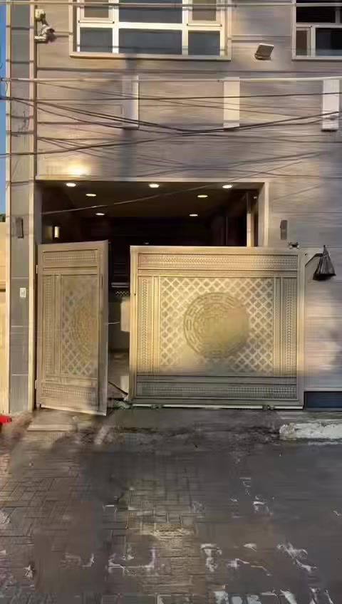 السلام عليكم 
شفة للإيجار طابق أرضي مربع ال٤٠٠
قريبة على الشارع التجاري. 
متكونة من غرفتين نوم +حمام عدد 2+صالة ومطبخ مشترك نظام أمريكي مزودة بكاميرات منظومة مياه معزول خط سحب المولد واجهه مرمر ونظيفة جدا 
جاهزة للسكن. 
الشقة تصلح إلى مركز تجميل او سكن 
والسكن عائلة صغيرة.  
للاستفسار. 
***********
"***********
