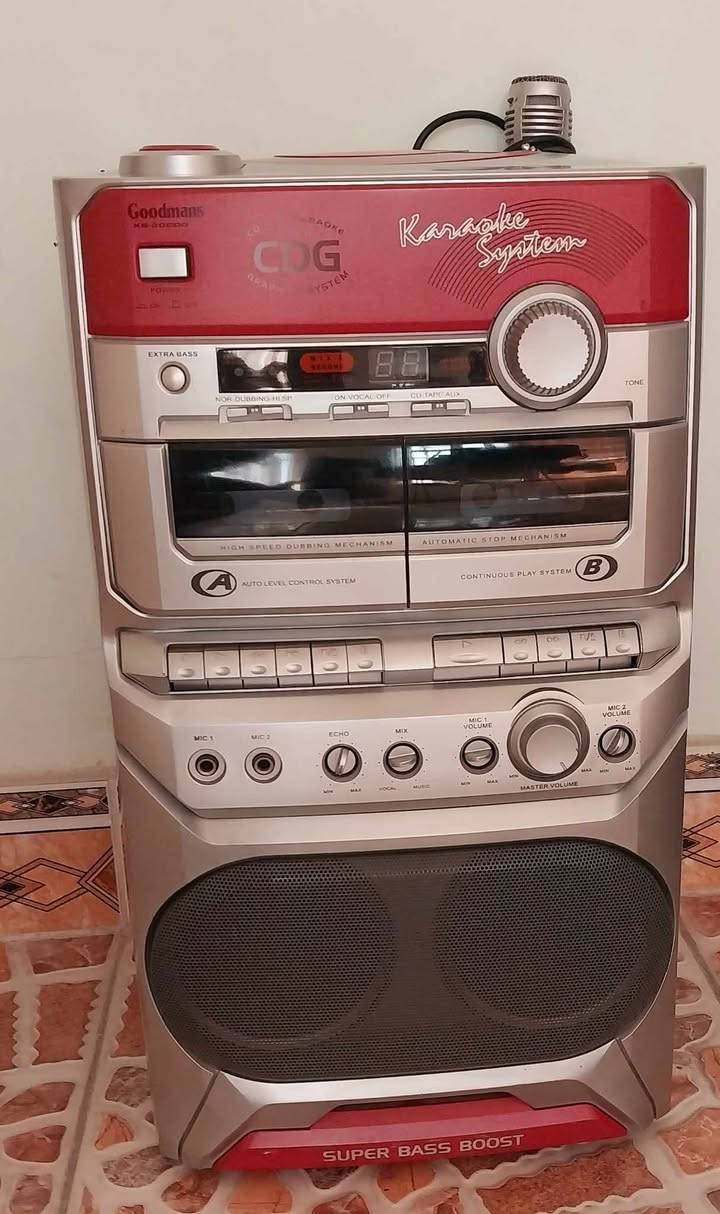 جهاز كاريوكي من غودمانز. هذا الجهاز يأتي مع ميكروفون ويشغل أقراص المدمجه التي يمكن عرضها على شاشة التلفزيون. ويحتوي على مسجل كاسيتين ويعمل ك سستم من الميكروفون مباشرة السعر ٦٥ الف فقط يعمل بحالة جيدة للاستفسار الاتصال على الرقم ***********
