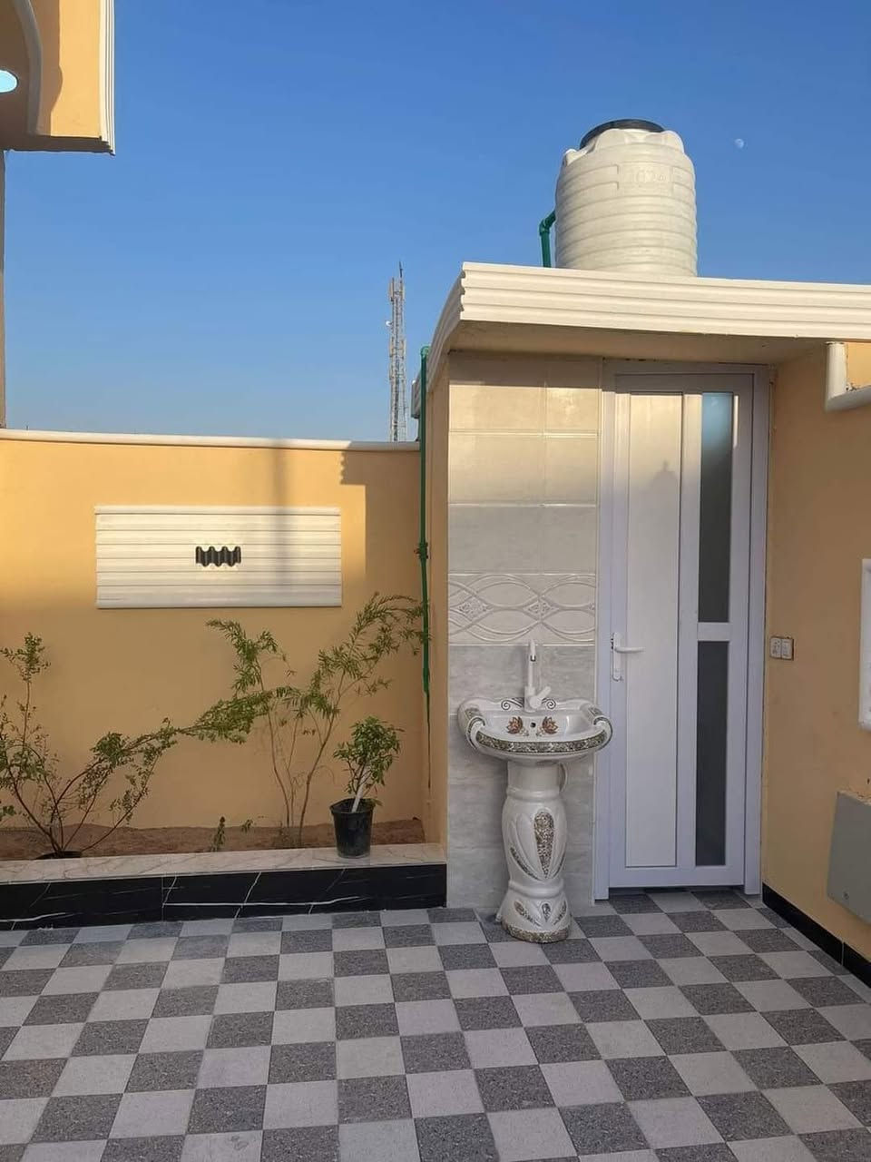 السلام عليكم بيت للبيع في ابو الخصيب حمدان مساحة 200 غرفتين وصاله كبيره ومطبخ صحيات خارجي داخلي كراج وحديقه للاستفسار ***********
