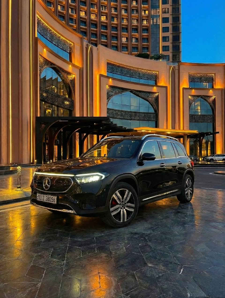 اول شي هاية المارسيديس كهربائية بالكامل
ثاني شي معدل عليها صاحب السيارة شركة اي ام جي ممعدلة  عليها هيج تعديل 
 
ثالث شي شنو بسعر جيب لو سعر كراون لو سعر برادو تاخذلك الماني ابن امة وابو والكشخة الحلوة والهيبة بسعر بلاش 
ترهم رجال اعمال ،عائلية ، شبابية 

من غير توفرلك 500 الف شهريا مال بانزين 

..
مواصفات السيارة 
🌍 صديقة للبيئة – قيادة كهربائية بالكامل بدون انبعاثات
🔋  مدى كهربائي يصل حتى 480 كم بالشحنة الواحدة حسب القيادة
⚡ محركين كهربائيين بإجمالي قوة 228 حصان
⏱ تسارع من 0 إلى 100 كم/س في حوالي 8 ثوانٍ
🛞 دفع رباعي 4MATIC يوزع القوة على جميع العجلات لثبات وأمان أعلى
⚡ شحن سريع DC من 10% إلى 80% خلال نصف ساعة فقط 

🏆 مميزات داخلية وتقنيات متطورة:
• سقف روز نجوم اكثر من 64 لون 
• حزام وفلنجات وارضية وستيرن تفصال لون احمر AMG
• لوكو مارسيدس عند فتح الباب 
• لد علامة مارسيدس امامي LED
• 5 مقاعد رحبة ومريحة مع إمكانية طي الصف الثالث
• مقاعد جلد فاخر مع تدفئة  للمقاعد الأمامية
• إضاءات محيطية داخلية بـ 64 لون قابل للتخصيص
• شاشة رقمية مزدوجة 10.25 إنش للعدادات والنظام الترفيهي
• نظام MBUX مع أوامر صوتية ذكية “Hey Mercedes”
• دعم Apple CarPlay و Android Auto لاسلكيًا
• نظام ملاحة متطور مع عرض الخرائط على لوحة العدادات 

🛡 أنظمة الأمان والمساعدة:
• مساعد الحفاظ على المسار
• مراقبة النقاط العمياء
• نظام مكابح الطوارئ التلقائية
• رادار أمامي للتكيف مع حركة المرور
• كاميرا مع حساسات محيطية ذكية 

حادثها بنيد ودعاميه اصلي شركه كلة مبدل 
ايرباك ستيرن 
ماشية 29 كيلو 

جان رايدها ب 360 ورقة بس مستعجل على بيعتها ب 330 وبيها مجال بسيط 

*********** :WhatsApp
