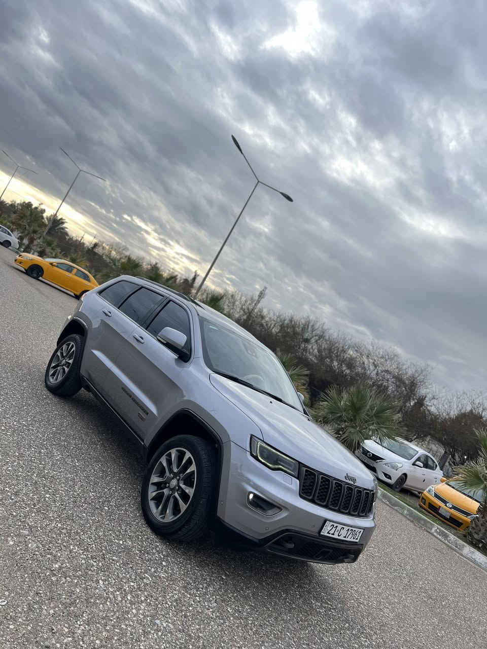 جيب كراند شيروكي اصدار خاص V6 3600
سعر مناسب
اعلى مواصفات بالجيب
كفالة عامة 
موديل ٢٠١٦    4*4 
دبل صالنصة + دبل هوك امامي
مواصفات ١/١
جكات تصعد وتنزل
3 رادارات ( امامية جوه الرقم + جانبية + خلفية )
حساسات امامية خلفية جانبية
CD جنجر بمكان تجوه
بانوراما
شفتات استرين
مانع تصدام + قيادة ذاتية + نظام تتبع + توقف ذاتي - اوتو تشغيل
دواخل ٣ الوان ( عسلي+ دشبول اسود مع ذهبي ) دشبول تطريز خياط
كشنات تبريد + تدفئه 
كشنات خلفية تدفئه
كشنات خزن ميموري
استيرن تدفئه + متحرك كهربائي
مودات قيادة +نظام سبورت
مراية متحرك ويه R + شفط
زينون متحرك 
صندوق شفط + دمام بالصندوق
جام امامي حساس يشتغل اوتو ويه المطر
نظام صوتي بوز
تخم تاير جديد
كير محرك بشرط
سنوية رقم هزه جديده سليمانية باسمي
مكانه كركوك 
سعر ٢٢٧ بيها مجال بسيط
***********
