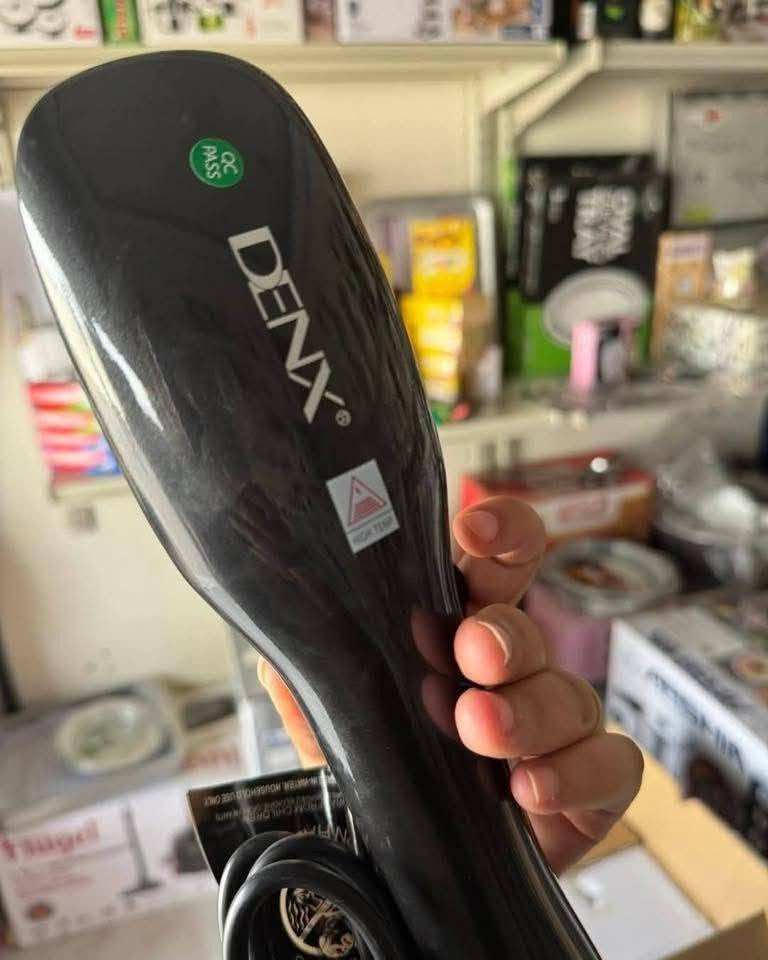 فرشاة شعر #دينكس #DENX DX1353 HOT AIR BRUSH
كود ٣٩٧٣
الحاصله على شهادات الجوده:  
* شهادة الجوده الاوربيه CE 
* شهادة الجوده الامريكيه FCC 
* شهادة الجوده الروسيه EAC 

مميزات المنتج:          #فيشه_ثلاثيه 

جهاز مشط واستشوار لتجفيف وتمليس الشعر مناسب للاستخدام الشخصي والصالونات من دينكس DX1353

المميزات:

مجفف وفرشاة تمليس الشعر بتصميم 3 في 1 
يتميز الجهاز بأنه يجمع بين وظائف المجفف وأداة التصفيف ومشط تمليس الشعر في جهاز واحد
يمكنك تجفيف شعرك وتصفيفه بخطوة واحدة مما يقلل من تلف الشعر ويوفر في وقت
أداة واحدة لتجفيف وتصفيف شعرك بقدرة كهربائية 1500 واط.
تقنية أيونية مزدوجة تحافظ على صحة شعرك
توفر أسنان التسخين المصنوعة من السيراميك والتورمالين لفرشاة الشعر بالهواء الساخن توزيعًا متساويًا للحرارة دون إتلاف الشعر
يتميز مجفف شعر الفرشاة بأنه مزود بمولد أيوني ينتج كمية من الأيونات السالبة التي تمنح شعرك مظهراً ناعمًا ولامعًا مع تقليل التطاير والكهرباء الساكنة.
سرعتين قابلتين للتعديل لجميع أنواع الشعر (منخفضة/عالية)
يمكنك تخصيص الحرارة والسرعة للحصول على مظهر لامع طبيعي وفقًا لنوع شعرك
إعداد بارد للشعر الناعم / الخفيف أو ضبط تصفيفة الشعر في نهاية التجفيف
إعداد منخفض للشعر شبه الجاف/العادي
إعداد عالي الإعداد للشعر الكثيف/ الخشن وللتجفيف السريع.
تصميم مريح تعمل أسنان الفرشاة المصنوعة من النايلون مع حواف كروية على تدليك فروة رأسك بشكل مريح أثناء التجفيف والفرد
صُمم المقبض المريح لتوفير أقصى قدر من الراحة وسهولة الاستخدام أثناء التصفيف
يتيح لك سلك الطاقة الدوار بزاوية 360 درجة التصفيف بمرونة دون تشابك أو تلف.
استخدام آمن وموثوق مصنوع من مواد عالية الجودة لتعزيز المتانة والسلامة. مقبض مريح، سهل الاستخدام. سلك دوار 360 درجة، غلاف من بلاستيك PVC مضاد للحروق.
صغير الحجم وسهل التنقل
ذكي وسهل الاستخدام
خفيف الوزن واحترافي
﻿المواصفات:

القدرة: 1500 واط
الجهد: 220-240 فولت
التردد: 50-60 هرتز
طول الكيبل: 2 متر
الوزن: 400 جرام
يتوافق مع المعايير الدولية | مواد صديقة للبيئة | ضمان الجودة
 
للمبيعات 012 29852598 
               0884753468
#DENX_EGYPT


**إذا كنت صاحب هذا الإعلان وتريد حذفه لأي سبب، رجاءا أرسل رسالة إلى الدعم الفني**