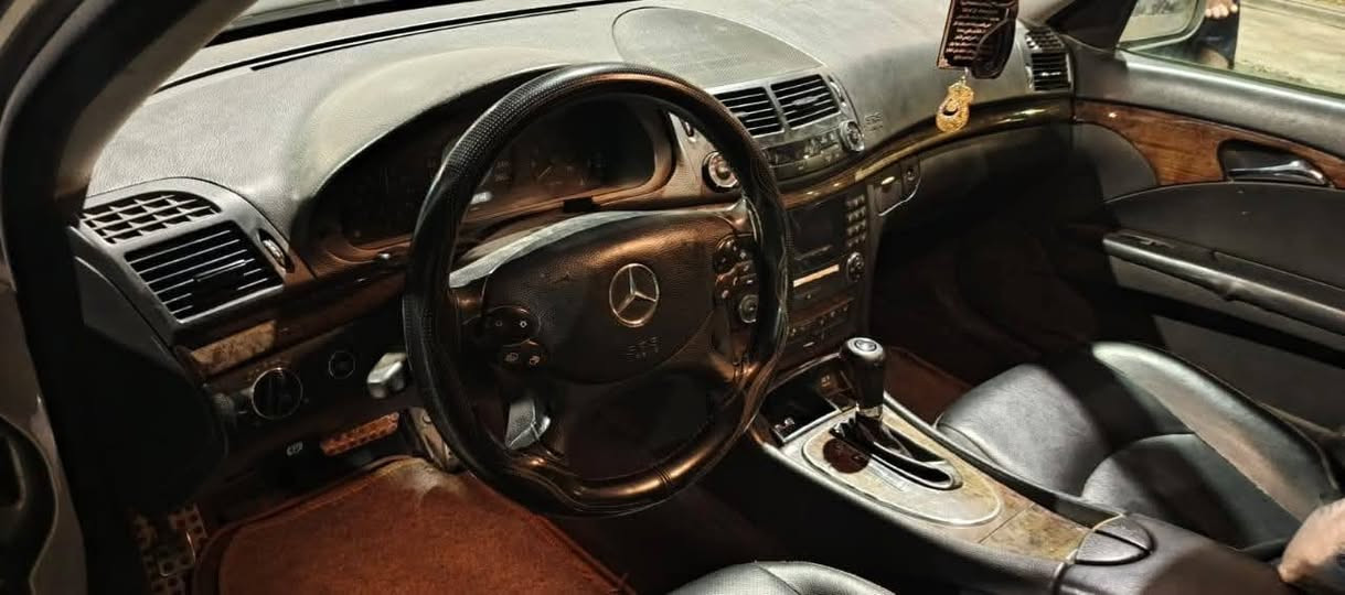 🚗 للبيع مرسيدس E-Class W211
📅 موديل 2008 
🔧 المحرك 4سلندر cc2400 توربو 
⚙️ كير أوتوماتيك
🚘 دفع خلفي
⛽ اقتصادية بالبنزين
✨ المواصفات:
• مقاعد جلد
• تحكم كهربائي
• ديكور خشب
• كروز كنترول
• ABS + ESP
• وسائد هوائية
كشنات هيتر 
وارد يابان 
محرك كير مكفول 
لايت زنون بلاد 
بكلايت لد LED

***********
السعر 120 
مكاني بغداد الكمالية
السيارة بأسمي 
سنوية وهزة لل2028
