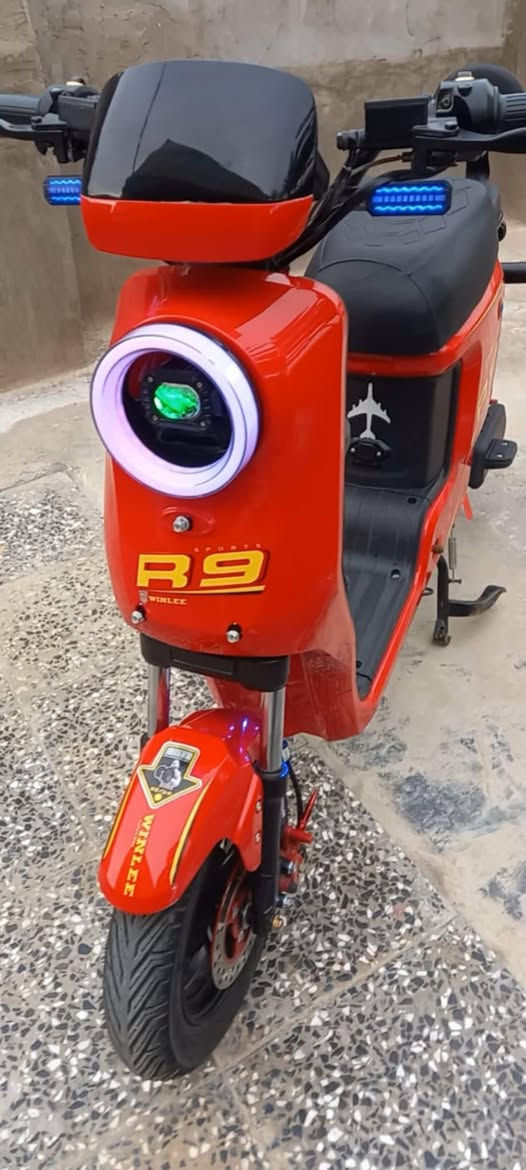 سلام عليكم دراجه شحن نوع R9 سرعه حقيقي 60 ملف 1500 و 5 بطاريات كبار مو زغار تمشي 20 كيلو متر
كفاله عامه مديل 26
صارله شهر من مطلعه من المعرض 
سعر 600 وبيه مجال حك الجيه 
المكان كربلاء ناحيه الخيرات
الرقم ***********
