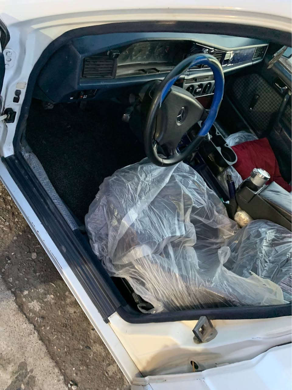 سةرةتا بةناوى خوداى گةوره مسليس بينز E190موديل1990شتيك تابلي خاوين مالي دؤستة سةيارةكة ٤بارجةي هةيةسةقف و شاني بةشةرت جوار تايي كريستالي لؤكي لةژيره بةناو كردنو تةحويل بةشةرت موسو براوه بةشةرت گيرو مةكينة بيلاده گير عادى 6گير بةبةگةوه مالةكة بيويست بةوةسف ناكريت تابلي خاوين ماوةتةوه نرخ 45وةرةقة 8وةرةقةش خرامةي لةسةره دواي محامةلة دةي گةرينمةوه ژماره وتساب ***********ژماره تةلةفؤن *********** أربيل, العراق
