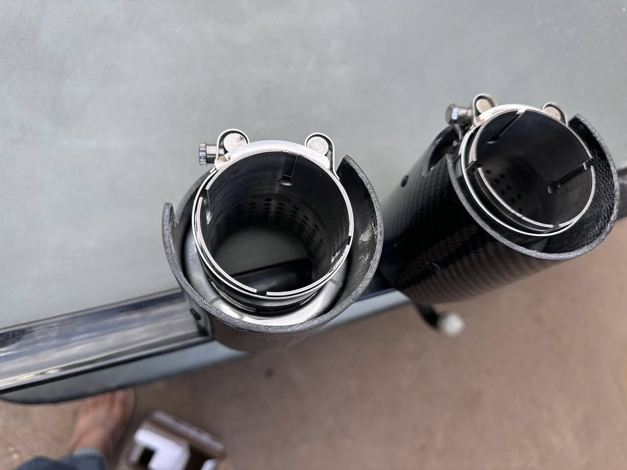 السلام عليكم. صالنصات.  كاربون فايبر. اصليات اصليات.  وزن ثقيل بشكل. يعني والله تحف.  مكاني البصره ابو صخير. ***********.
