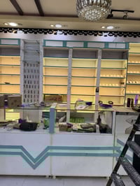 ديكور محل كامل للبيع بعده جديد وبسعر مناسب 2750 الف 07710837614