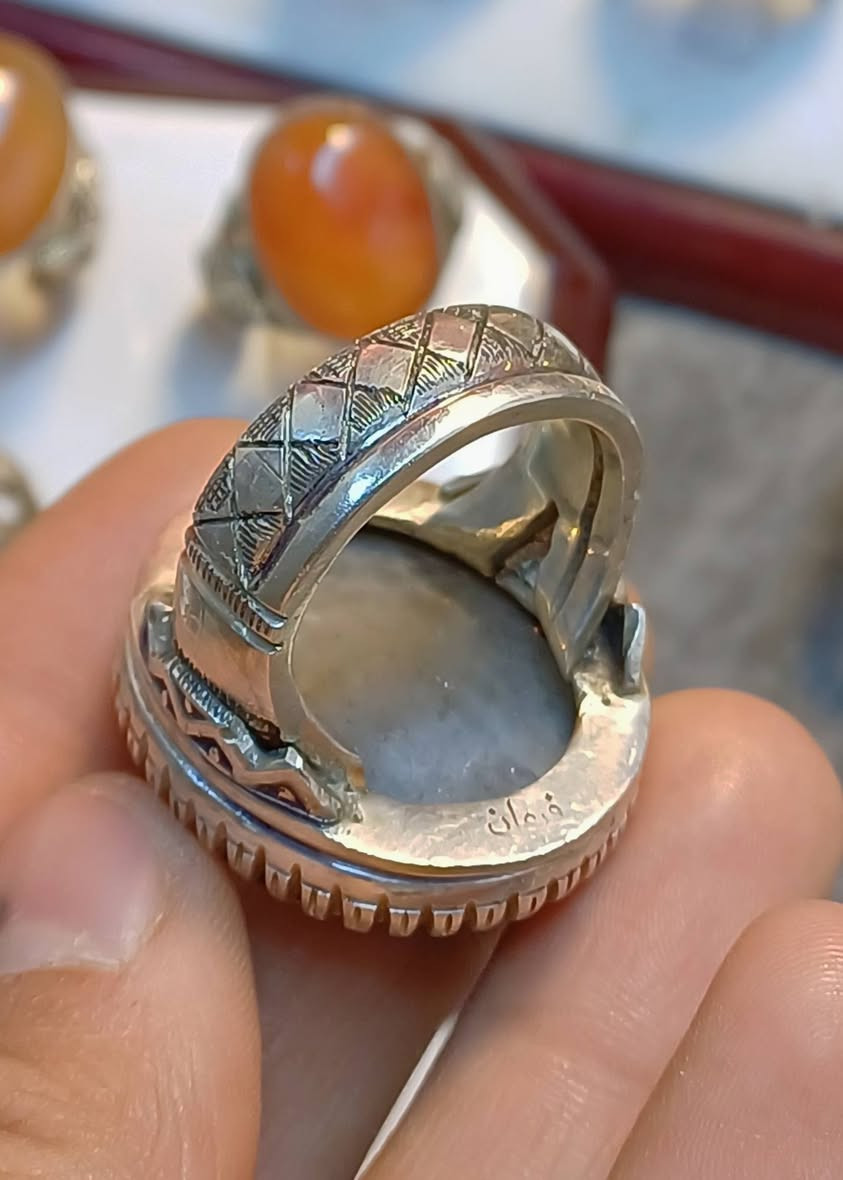 🌙✨ نوادر الجزع البقراني ابو العينين الصريحتين ✨🌙
• ⚫⚪ بلون طبيعي : أسود على أبيض بتناسق فريد
• 📏 حجم كبير يبرز فخامة القطعة
• 🛠 صياغة يدوية ب الكامل  ثقيلة و باسم الصائغ ( فرمان )
• 👑 قطعة نادرة و من النوادر 
📩 للتواصل على الخاص
📲 عبر الواتساب:
https://wa.me/9647719456977 
رمضانكم مبارك، وتقبل الله طاعاتكم 🌙🤍


**إذا كنت صاحب هذا الإعلان وتريد حذفه لأي سبب، رجاءا أرسل رسالة إلى الدعم الفني**