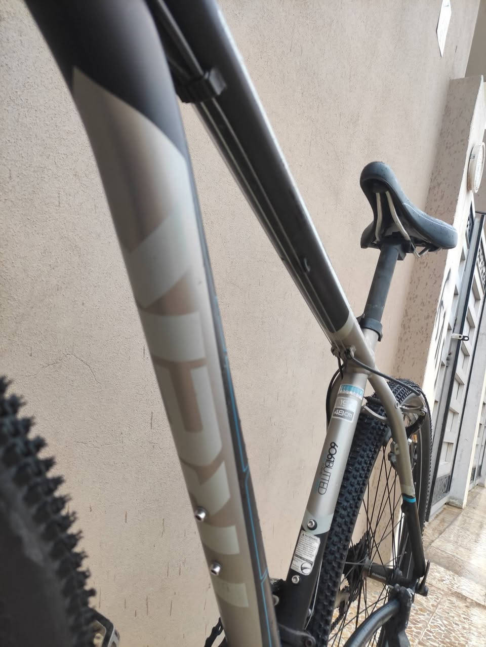 السلام عليكم
دراجة ماركة #TREK تريك العالمية ماركة غنية عن التعريف 

صنع امريكي اصلي اورجنال مختوم 🇺🇸MADE IN USA🇺🇸

حجم 29 ضخم جدا قياس M ميديم ..فول المنيوم خفيف جدا

دبل امامي تحكم كونترول من الجهتين قفل وفتح وعيار تقوية

لون مميز ثلاثي سلڤر مع اسود وتطخيمات ازرق لامع ميتاليك

سستم شيمانو كامل بدالات السرعة (الكيورة)8X3 سحب دفع

بريكات سستم تيكترو #TEKTRO مختوم اصلي وضع شركة

ويالةطبقتين بولبرن زوم مخصة لتحمل الاوزان الثقيلة والطسات 

تايرات كتان اصلية كيندا جبلي حجم 29 مختوم #KENDA 

سرج طبي اصلي..ستيرن رياضي المنيوم ..كمبليونات وياله وسرج

🔴الدراجة قطعة مال حاوية غير مستخدمة داخل العراق 
     الدراجة ليبل واحد ختم واحد كلة شيمانو اصلي شركة
     الدراجة بدون اي نقص كاملة وجاهزة ع الاخير. 

المكان موصل الجانب الايسر ...السعر 350 الف (ثابت) 

يوجد توصيل بغداد 

*********** رقمي للتواصل
