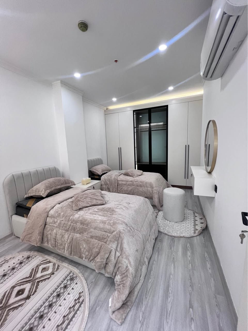 شقة مفروشة VVIP للبيع في زون الذهبي اربيل مشروع واو تاور 
اساس زيرو 
ثلاث غرفه و صالة 
المساحة ١٧٠م 
طابق ٦
٢ حمامات واحد حمام سويت
السعر : 110,000$
——————-
شووقەی ڕاخراوVVIP بۆ فڕۆشتن لە زۆنی زێڕی هەولێر پڕۆژەی واو تاوەر
اساسی سفڕە بەکار نەهاتووە 
لە سێ ژوور نوستن پێك دێ 
ڕووبەری ١٧٠م تابق ٦ 
دوو توالێت و حمامی تێدا یەکیان سویتە
نرخی : 110,000$ 

بۆ زانیاری زیاتر پەیوەندی بەم ژمارەوە بکە :-
0750 374 7727 أربيل, العراق
