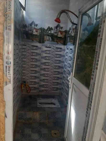 السلام عليكم يوجد شقه للايجارقرب حسر الثوره جهت شارع بغداد تحتوي على غرفه نوم وهول ومطبخ صغير مفتوح ع الهول وصحيات وسطح ومجاري ومولدة سعر الايجار ٢٠٠ الف للاستفسار الاتصال على ***********
