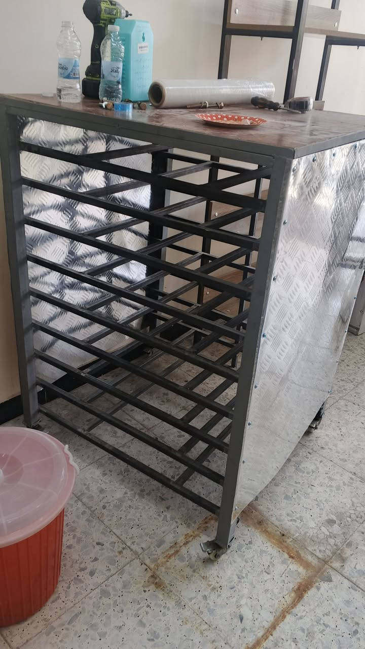 فرن بيتزا نضيف كلش ارضيه حجر
‏مشجب صواني 
‏طباخ مزدوج ثقيل درجة اولى 
‏تزكا يرهم للصمون للحلويات 
‏ميز عرض 
المكان بغداد 
‏للاتصال ***********
