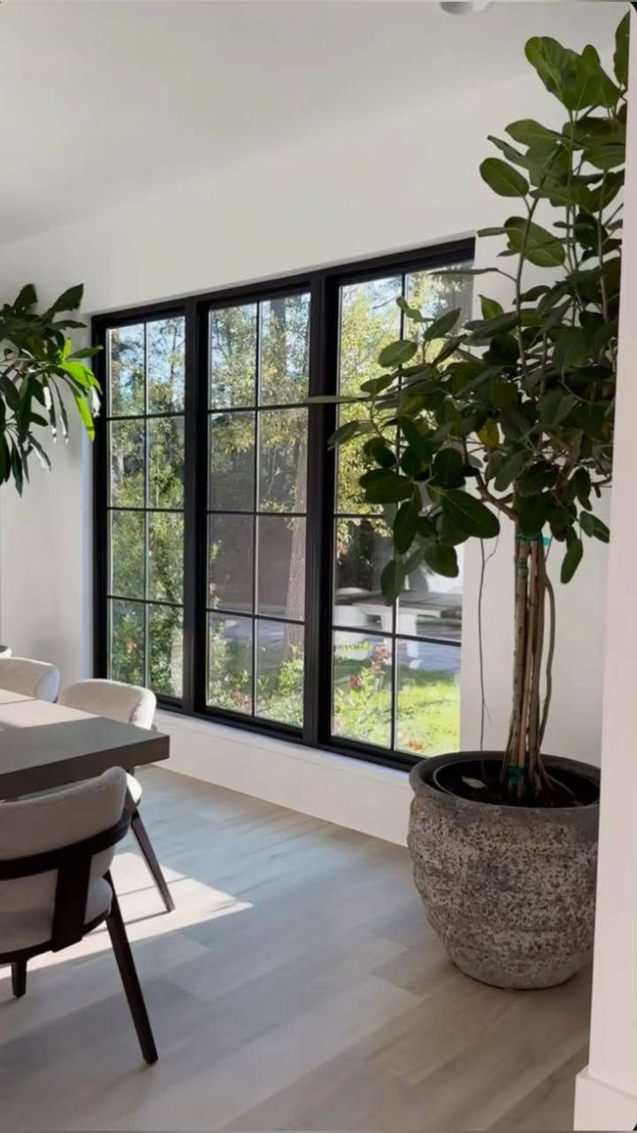 ✨ سحر النوافذ الكبيرة في تصميم البيوت ✨
النوافذ مو مجرد فتحات بالجدار…
هي روح المكان ✨
🔸 النوافذ الكبيرة تدخل ضوء طبيعي يغنيك عن الإضاءة الصناعية أغلب الوقت
🔸 تخلي المساحة تبين أوسع وأشرح حتى لو البيت متوسط الحجم .. لان تنطي امتداد بصري 
🔸 تنطي إحساس راحة وهدوء لأنكم تبقون على تواصل ويه الخارج والطبيعة 
🔸 تحسن التهوية وتقلل الرطوبة
🔸 وترفع قيمة البيت جماليًا واستثماريًا
الضوء الطبيعي يغير كل شي…
لون الجدران، ملمس الارضية، وحتى نفسية أهل البيت ☀️
البيت اللي بيه نوافذ كبيرة محسوبة صح
تحسوه يتنفس 🌿
التصميم الذكي للنوافذ يعتمد على:
✔ الاتجاه
✔ الارتفاع
✔ نوع الزجاج
✔ توزيع الأثاث
مو كل نافذة كبيرة ناجحة… النجاح بالتفاصيل 👌🏻
شنو رأيكم؟
تحبون النوافذ الممتدة من الأرض للسقف لو التقليدية أكثر؟ 🤍

اصمم الخرائط بكل ضمير وكأنه بيتي .. مع امكانية التعديل المفتوح لغاية القناعه 
لطلب التصاميم ارسال رسالة على الواتساب ***********

تابعوني 
https://www.facebook.com/share/1CMvGKeZcr/
