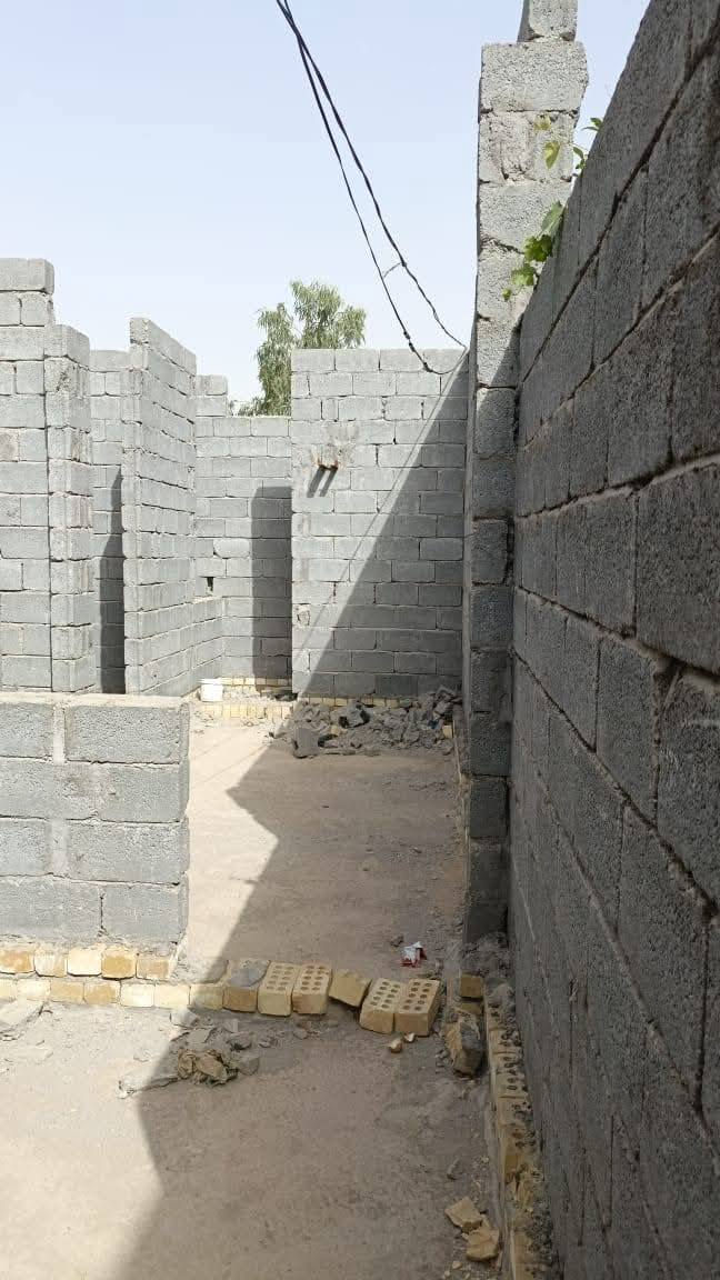 السلام عليكم
من رخصه ادمن 
هيكل للبيع خلفي مساحه 65م
كافة خدمات ماء كهرباء ومجاري 
عقد 117مكاتبه مع صاحب الارض مشمول بتطويب 
موقع كربلاء كنطره السلام شارع المدرسي قرب المصري 
سعر 20 مليون وبيه للشراي
رقم هاتف ***********
