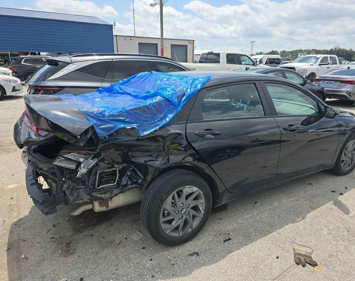 النترا 2024 
مواصفات sel 
ماشية 32000 km 
ضربته موضحه بلصوره وبيه سونار هم 
وهنا صار بيه شخط وبارد شويه بلباب كد شبر 
مكينه كير لغد شواصي كله مكفول 
بدون ايرباك 
للتواصل *********** 
السعر : 160
