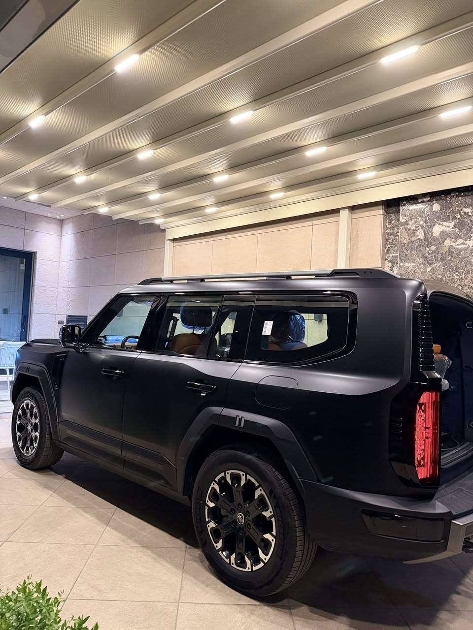 سلام عليكم جيتور G700 فئة premium PHEV
مقاعد امامية كهرباء
مقاعد خلفية كهرباء
* تهوية (تبريد) للمقاعد الأمامية.
* مساج للمقاعد الأمامية.
* مساج للمقاعد الخلفية.
* حفظ وضعية المقاعد (Memory).
* تكييف أوتوماتيكي ثلاثي المناطق.
* نظام تعطير للمقصورة.
* شاحن لاسلكي سريع.
* شاشة عدادات رقمية كاملة.
* شاشة وسطية كبيرة.
* تحكم صوتي ذكي لأربع مناطق داخل السيارة.
* Apple CarPlay و Android Auto
* نظام صوت Lexicon بـ 18 سماعة.  
* مصابيح LED Matrix.
* إضاءة ترحيبية.
* باب جنطة شفط 
* تشغيل عن بعد.
* كاميرات 360 درجة.
* شاسيه شفاف لمشاهدة ما تحت السيارة.
* دفع رباعي ذكي.
* أوضاع قيادة متعددة (ثلج، رمل، طين، صخور وغيرها). 
* مثبت سرعة راداري ACC.
* المحافظة على المسار.
* تحذير الخروج عن المسار.
* فرملة طوارئ أوتوماتيكية.
* مراقبة النقطة العمياء.
* تحذير حركة المرور الخلفية.
* مساعد الازدحام المروري.
* جكات سيارة

سعر 75000000 ميلون عراقي 
مكاني بغداد زيونة ***********
