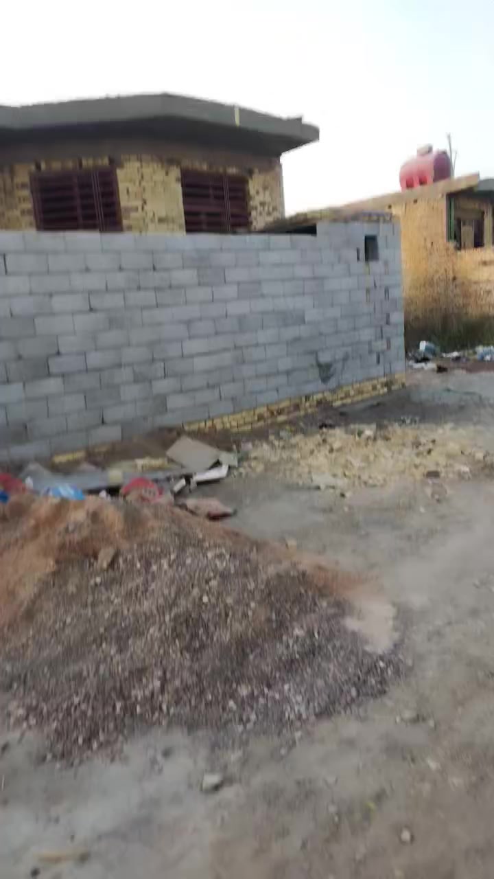 هيكل لبيع مساحه ٢٥٠ متر حي الجامعه شارع ٢٠ غرفتين سويت وبرانيه وصاله وصحيات وخارجيه داخليه كراج حديقه اي استفسار ***********
