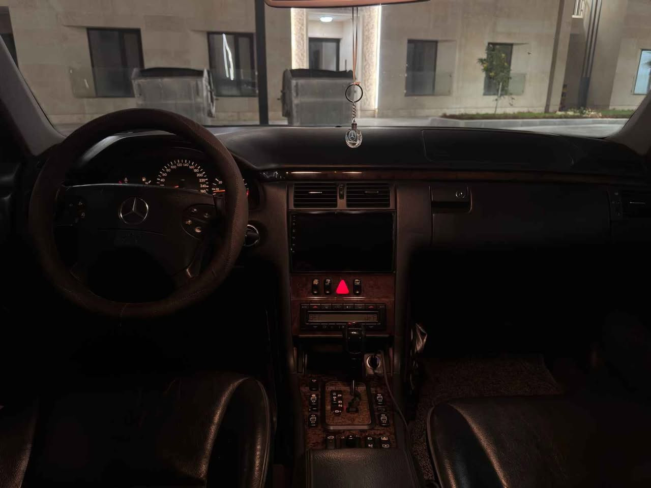 مرسيدس بنز…الأفضل ولا شيء سواه ✨❤️
نقدم لكم ايقونة الفخامة W210 
Mercedes-Benz E 320
انتاج 2001
محرك 320 بانزين بقوة 270 حصان  ✅
بدون حادث فقط صبغ جمالي في الخارج صفحتين✅
السياره جديدة بمعنى الكلمة
سيرفس كامل من منضومة بانزين ومنضومة تبريد وتخم تايرات مع الويل كب جديد
للتواصل والاستفسار للجادين فقط 
***********
ولمعرفة السعر  كتابة تم بالتعليقات بغداد, العراق
