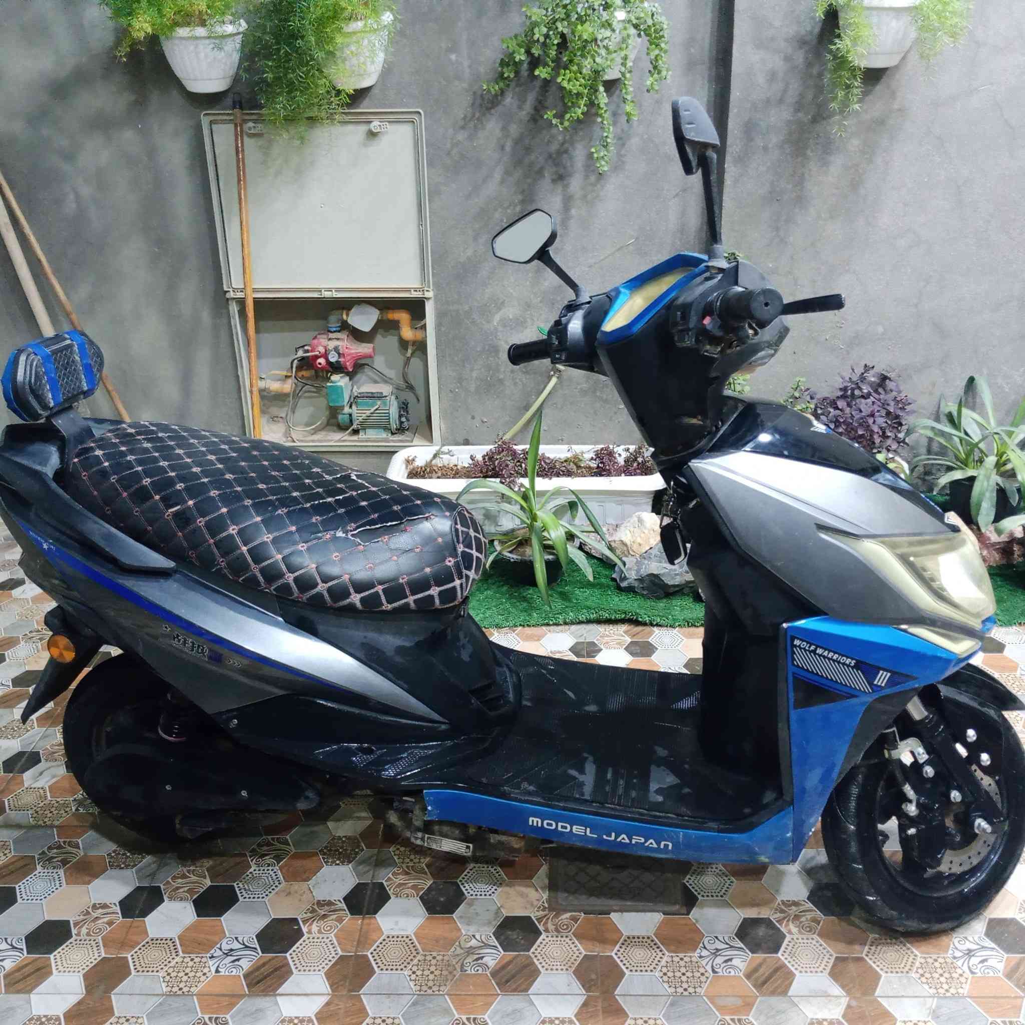 السلام عليكم للبيع دراجة شحن نضيفه  المكان 7 كيلو الاستفسار على الرقم ***********
