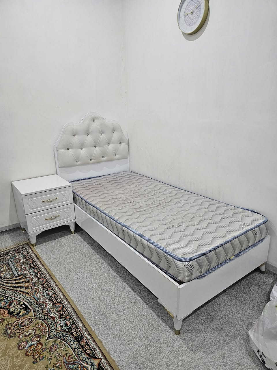 غرفه نفر 5 قطع مع دوشك مستخدمه قليل

*********** ***********
