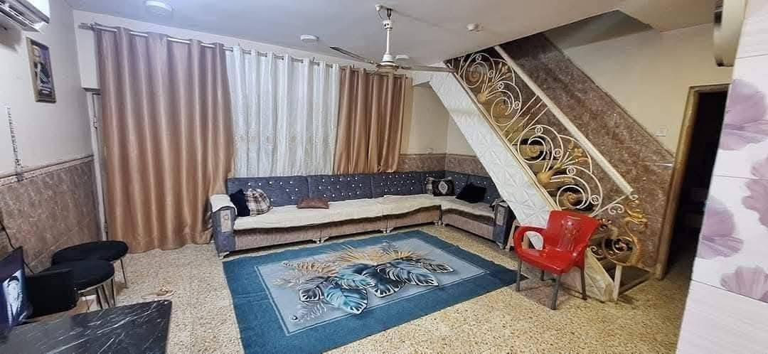 دار للبيع او المراوس في منطقة الإسكان قرب المجمعات الطبيه
(خلف التجاري)
 خلف مجمع المعمار الطبي 
فرع صيدلية الحسنين 162 متر طابقين 
يصلح ان يكون مذخر او مخزن او سكن  
الطابق الأرضي 
استقبال كبيره 7*5
صاله كبيره 6*5
غرفة نوم عدد 2
صحيات عدد 2
مطبخ 6*3
خلفيه متروكه 9*5

الطابق الأول مشتمل معزول عن البيت ومؤجر
يحتوي على 
صاله 7*5
غرفة نوم 5*4
مطبخ 3*3
منور 
صحيات 
للإستفسار عن السعر الاتصال على الرقم 
***********
***********
او المراسله وبخدمتكم
