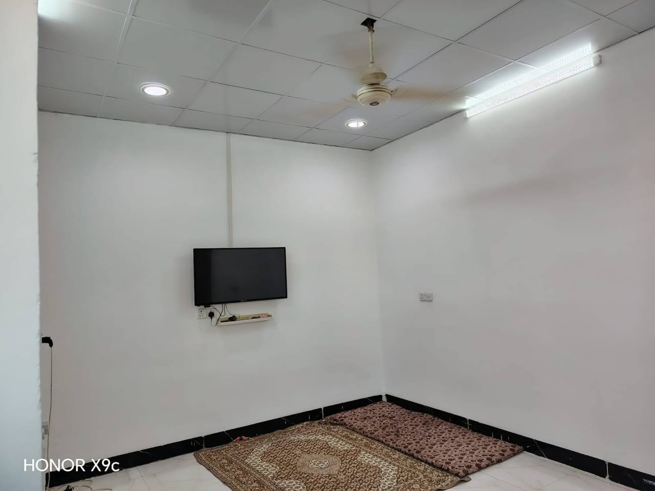 السلام عليكم بيت للبيع 100 متر زراعي منطقة 16 اب فرع مقابل مجمع لؤلؤه فول سيراميك وسقف ثانوي بي غرغة نوم وهول واستقبال ومطبخ وصحيات ومنطقة بي خدمات كاملة السعر 34 مليون البيت صاحبو ساكن بي ***********
