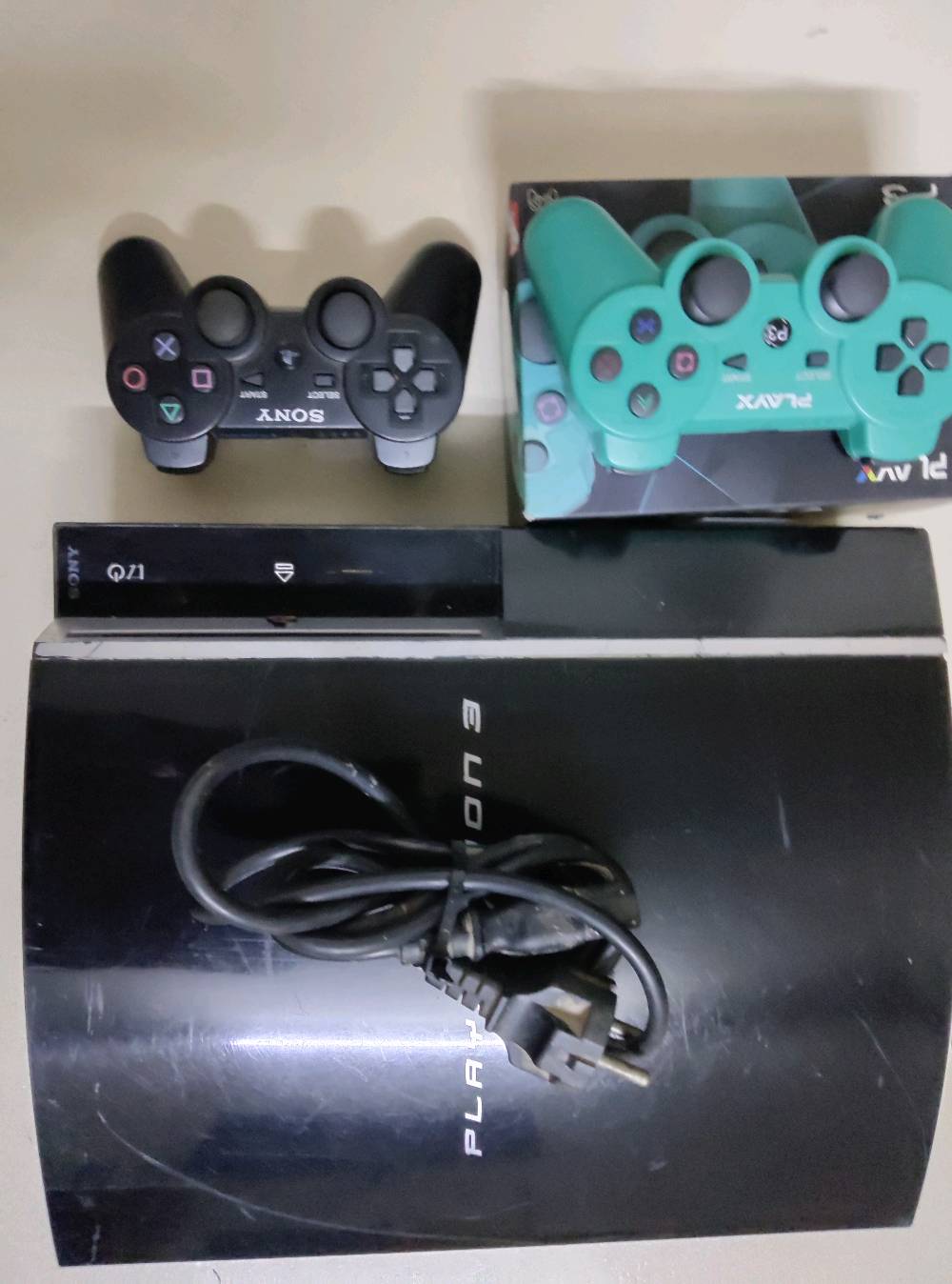ps3 fat مابي اي مشاكل حرارته كلش زينه وطبيعيه 60 على العب
ممكن تكتبلي شنو سعة الهارد مال الـ PS3 Fat وشكد عدد الألعاب الموجودة بيه؟ وهل الجهاز مهكر لو لا؟: 
هارده 80 بي 6 العاب gta v معربه و advanced warfear معربه و fifa 2019 معربه بل كامل ومدبلجه و Minecraft وزومبي 3 و csgo
شنو حالة اليدات بالضبط: الازرار والأنالوجات شغالات زين وما بيها درفت أو ضعف؟: 
يده اصليه بلكارتونه وحده عاديه 
إنت منين بالعراق؟ حتى الناس تعرف مكان الاستلام أو التوصيل.: 
بغداد مدينه الصدر
السعر قابل للنقاش لو ثابت؟ وإذا توصل، شكد أجرة التوصيل؟: 
بدون توصيل السعر ثابت ((اخر قطعتين جهازين عدي)) 
