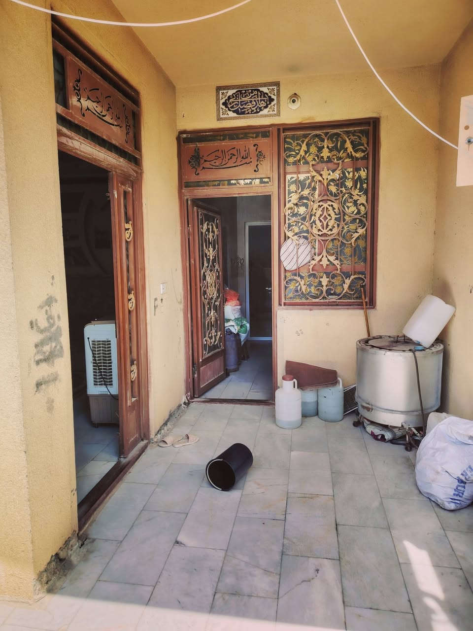 سلام عليكم دار للبيع طابو صرف  مساحه 75متر يحتوي الطابق الاول استقبال وصاله 

ومطبخ وحمام وصحيات بره وحمام وصحيات جوه ومنور 

يحتوي الطابق الثاني غرفتين نوم وصاله وحمام وصحيات دار بناء حديث صب كونكريت 

مسلح وكله مرمر وسيراميك بناء درجه اولا دار صاير ركن تقريبن عرض الشارع 20متر 

عليه تبليط كامل مي مجاري كهرباء باقي تبليط فقط مكان كربلاء المقدسة حي النضال 

قرب المستوصف رقم الهاتف ***********//////***********اتصال فقط مامتواجد فيس

السعر 85وبيه مجال قليل
